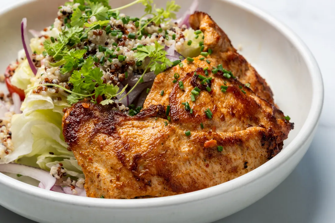 Grilled chicken with quinoa and leaves
